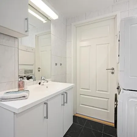 In Middle Of Center Apartment *
